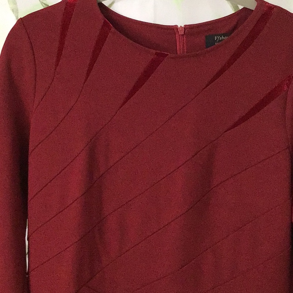 NWOT Vfshow Vfemage Burgundy Long Sleeved Dress. Large. Figure flattering.